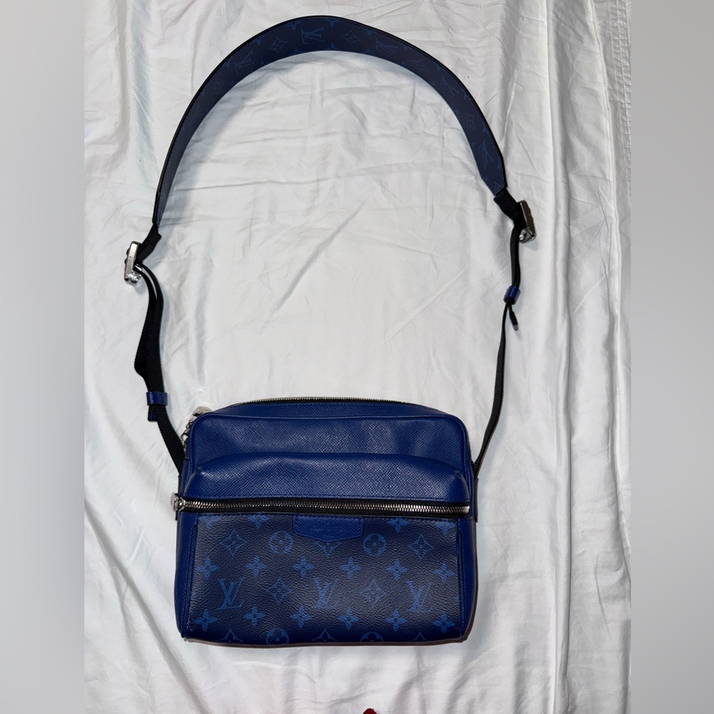 Louis Vuitton Messenger bag